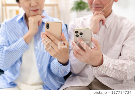 スマホを持つシニア夫婦 考える スマホを持つシニア夫婦 考える 117734724