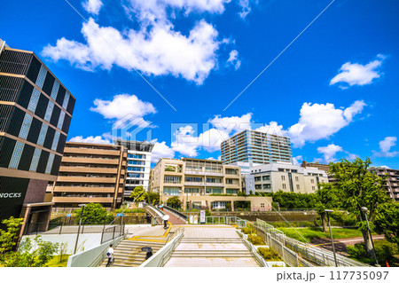 日本の横浜都市景観　8月。SOTETSU　星川駅前などを望む。奥に横浜市消防局 117735097