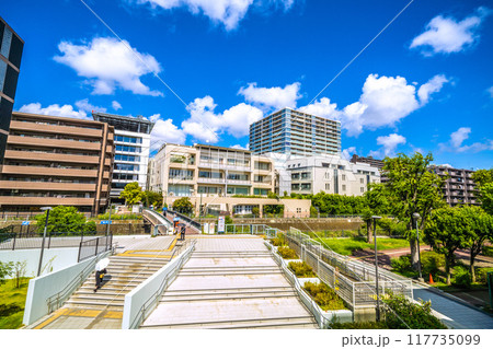 日本の横浜都市景観　8月。SOTETSU　星川駅前などを望む。奥に横浜市消防局 117735099