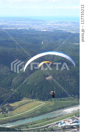 高原の風を感じる空中散歩  大自然を見下ろして 自由に舞い上がるハンググライダー 117735212