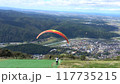 高原の風を感じる空中散歩  大自然を見下ろして 自由に舞い上がるハンググライダー 117735215
