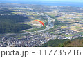 高原の風を感じる空中散歩  大自然を見下ろして 自由に舞い上がるハンググライダー 117735216