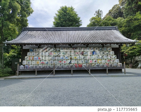 松尾大社境内にある酒樽の数々 117735665