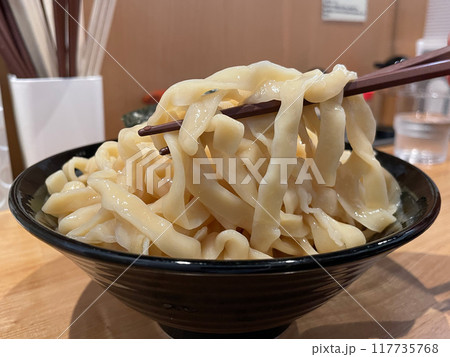つけ麺の平打ち手揉み縮れ麺 もちもちの自家製麺 つけ麺の平打ち手揉み縮れ麺 もちもちの自家製麺 117735768