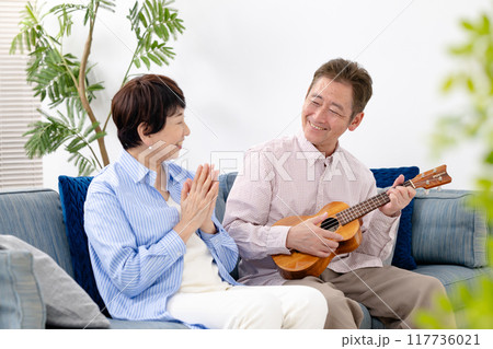 ギターを弾くシニア　趣味　習い事 117736021
