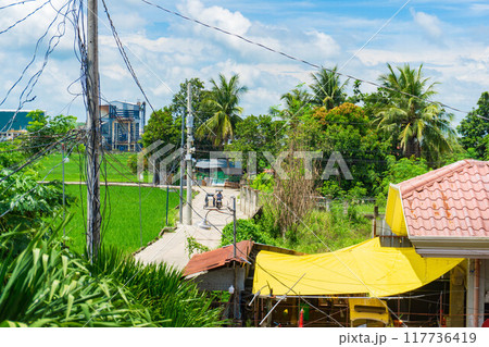 フィリピンの田舎道とトライシクル 117736419