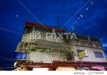 フィリピン ガパン市の夜の建物 フィリピン ガパン市の夜の建物 117736567