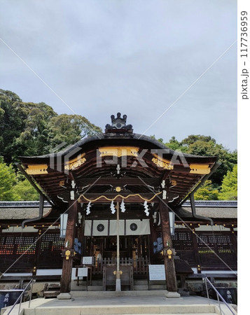 神秘的な雰囲気が漂う松尾大社本殿 神秘的な雰囲気が漂う松尾大社本殿 117736959