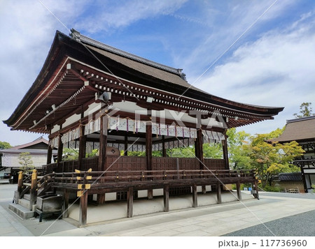 迫力ある松尾大社拝殿 迫力ある松尾大社拝殿 117736960