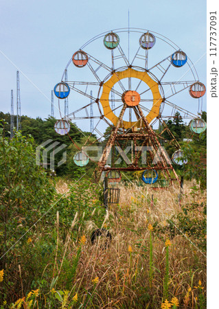 秋の風景に佇む廃観覧車 秋の風景に佇む廃観覧車 117737091