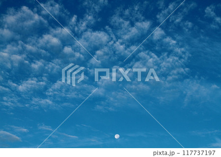青空に浮かぶ白い雲とまるい月 117737197