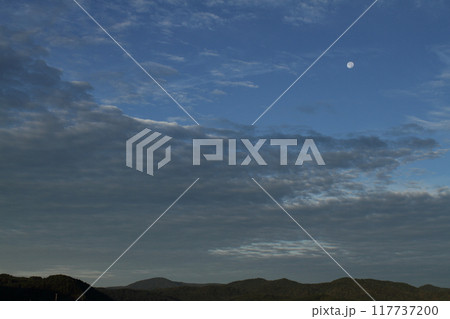 雲の隙間からまるい月 右 雲の隙間からまるい月 右 117737200
