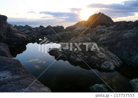 太平洋の水平線と朝日を背景にした高知県室戸岬の潮溜まり風景　Ver2 117737555