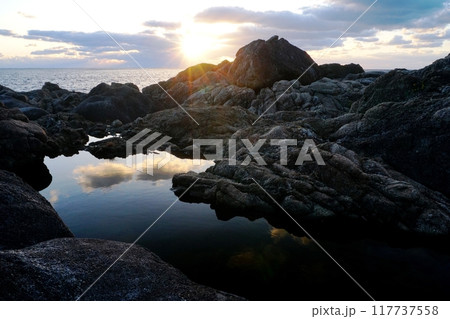 太平洋の水平線と朝日を背景にした高知県室戸岬の潮溜まり風景 Ver4 太平洋の水平線と朝日を背景にした高知県室戸岬の潮溜まり風景 Ver4 117737558