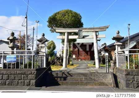 富士市 左冨士神社の鳥居と社殿と青空 富士市 左冨士神社の鳥居と社殿と青空 117737560