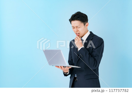 パソコンを持って悩むビジネスマン パソコンを持って悩むビジネスマン 117737782