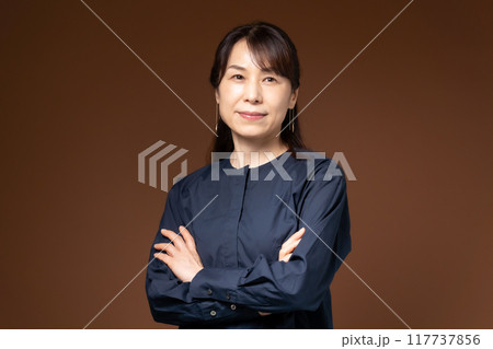 ビジネス 女性 腕組み ビジネス 女性 腕組み 117737856