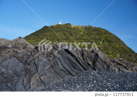 青空を背景にした室戸岬の灌頂ヶ浜から観た室戸岬灯台と大地の風景　Ver1 117737911