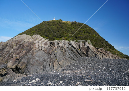青空を背景にした室戸岬の灌頂ヶ浜から観た室戸岬灯台と大地の風景　Ver2 117737912