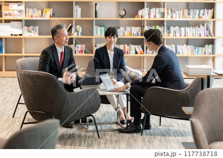 商談するビジネスマン ラウンジ 商談するビジネスマン ラウンジ 117738718