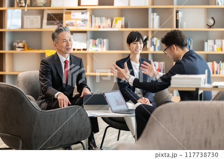 商談するビジネスマン　ラウンジ 117738730