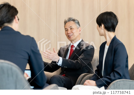 商談するビジネスマン ラウンジ 商談するビジネスマン ラウンジ 117738741
