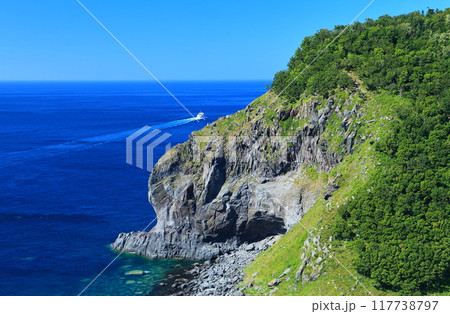 【北海道】快晴の知床半島と観光船 117738797