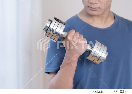 筋トレする若い男性　ダンベル　ボディパーツ 117738855