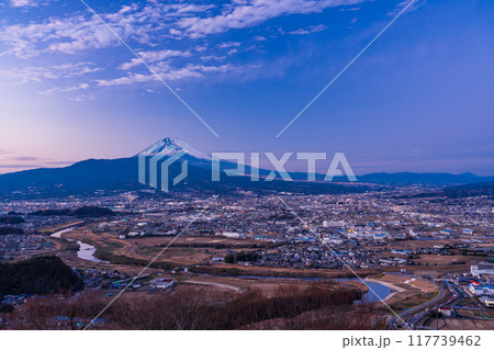 【静岡県】三島市の街並みと富士山 夕景 【静岡県】三島市の街並みと富士山 夕景 117739462