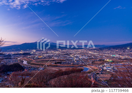 【静岡県】三島市の街並みと富士山 夕景 【静岡県】三島市の街並みと富士山 夕景 117739466