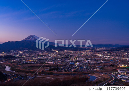 【静岡県】灯りがついた三島市の街並みと富士山 117739605