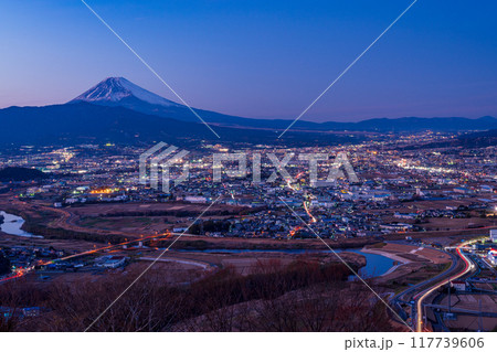 【静岡県】灯りがついた三島市の街並みと富士山 117739606