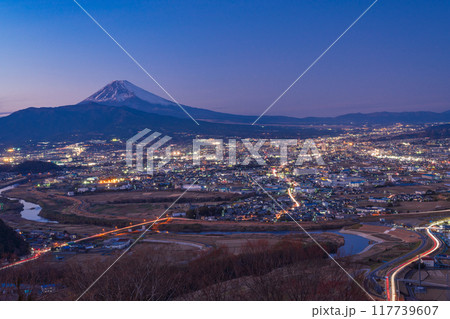 【静岡県】灯りがついた三島市の街並みと富士山 【静岡県】灯りがついた三島市の街並みと富士山 117739607