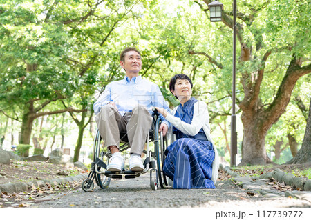 車椅子で散歩するシニア夫婦 ポートレート 車椅子で散歩するシニア夫婦 ポートレート 117739772