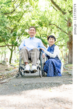 車椅子で散歩するシニア夫婦 ポートレート 車椅子で散歩するシニア夫婦 ポートレート 117739774