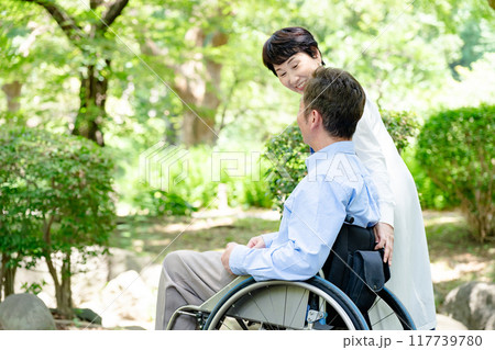 車椅子で散歩するシニア夫婦　ポートレート 117739780