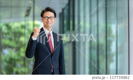 ビジネスマン　ポートレート　ガッツポーズ 117739862