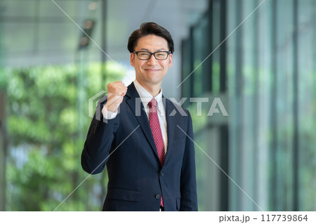 ビジネスマン　ポートレート　ガッツポーズ 117739864