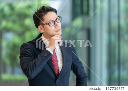 ビジネスマン　考える 117739875