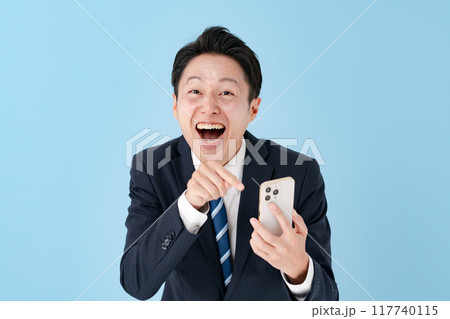 スマホを持って驚くビジネスマン スマホを持って驚くビジネスマン 117740115