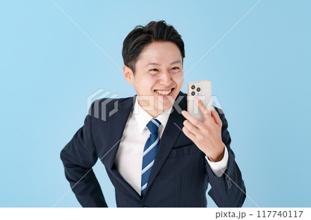 スマホを持って驚くビジネスマン 117740117