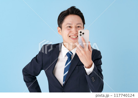 スマホを持って驚くビジネスマン スマホを持って驚くビジネスマン 117740124