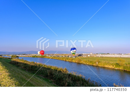 秋晴れを背景に佐賀インターナショナルバルーンフェスタ風景 (嘉瀬川河川敷周辺広場)佐賀県佐賀市 秋晴れを背景に佐賀インターナショナルバルーンフェスタ風景 (嘉瀬川河川敷周辺広場)佐賀県佐賀市 117740350