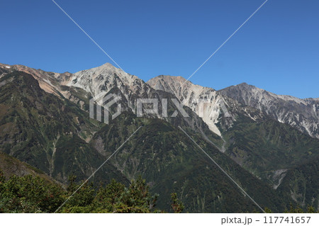 快晴の秋の空と白馬三山 117741657
