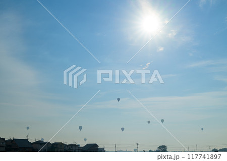 朝陽光芒に映えるバルーンフェスタ風景(朝雲と朝陽光芒・早朝に撮影素材)(田園周辺)佐賀県佐賀市 117741897