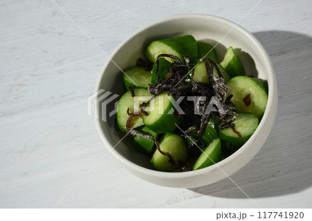 きゅうりと塩昆布のごま油和え きゅうりと塩昆布のごま油和え 117741920