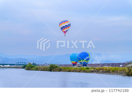夕暮れのバルーン風景「佐賀インターナショナルバルーンフェスタ」(嘉瀬川河川敷周辺広場)佐賀県佐賀市 117742180