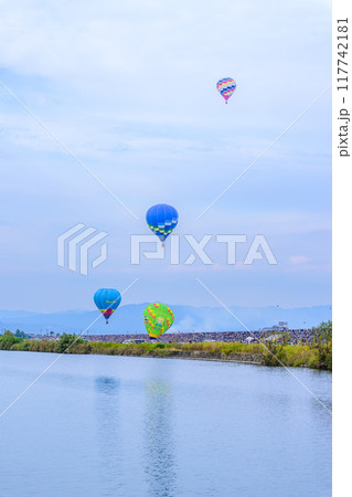 夕暮れのバルーン風景「佐賀インターナショナルバルーンフェスタ」(嘉瀬川河川敷周辺広場)佐賀県佐賀市 夕暮れのバルーン風景「佐賀インターナショナルバルーンフェスタ」(嘉瀬川河川敷周辺広場)佐賀県佐賀市 117742181