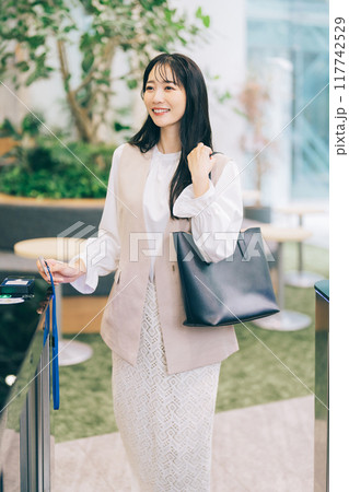 セキュリティゲートを通って退勤する女性 117742529