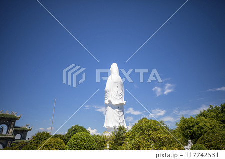 This is a beautiful view of Linh Ung Pagoda on Son Tra Peninsula, a famous tourist attraction in Vietnam. 117742531